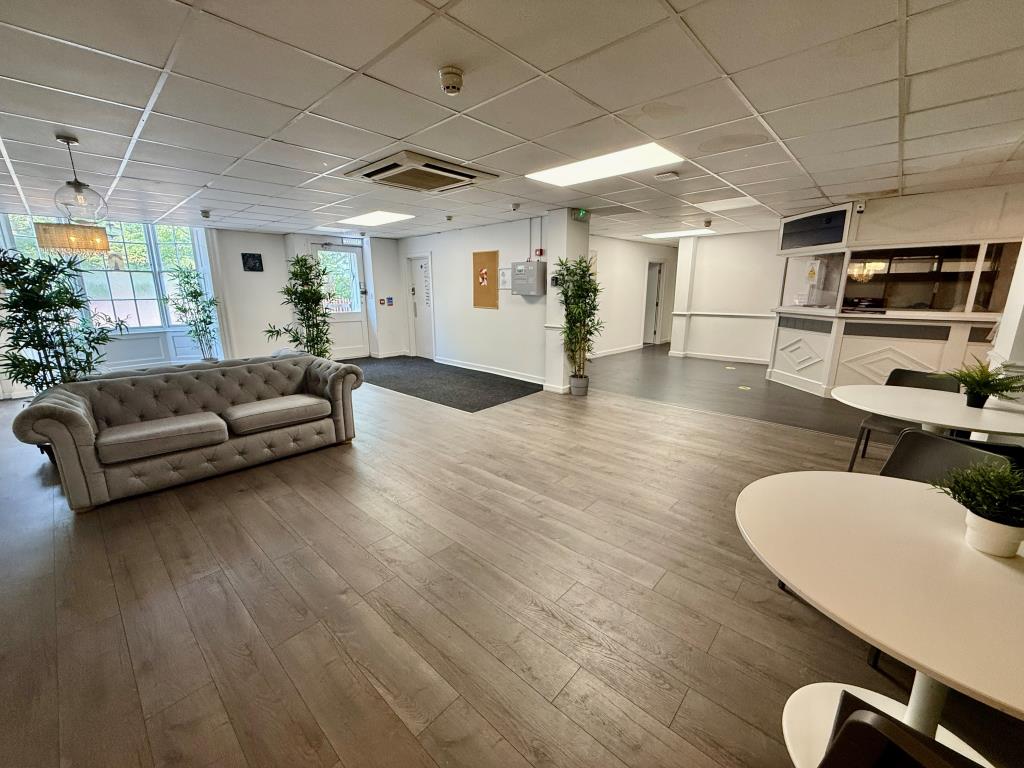 Lot: 126 - SUBSTANTIAL PERIOD PROPERTY WITH PLANNING FOR SEVEN FLATS - Ground floor reception